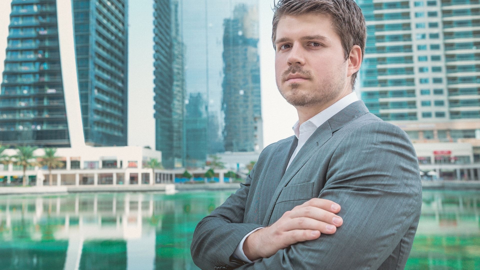 how does an expat own a company in dubai